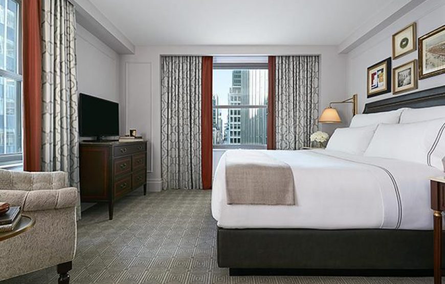 King One-Bedroom Suite with Dining Area
