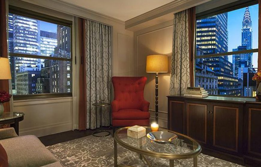 King One-Bedroom Suite with Dining Area