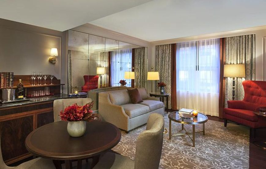 King One-Bedroom Suite with Dining Area