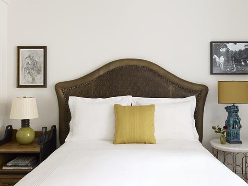 1 Queen Bed